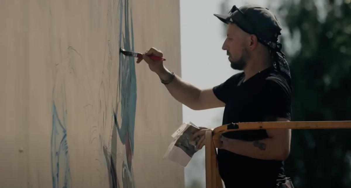 Mural „Lublin – Miasto Ratownik” w trakcie malowania 