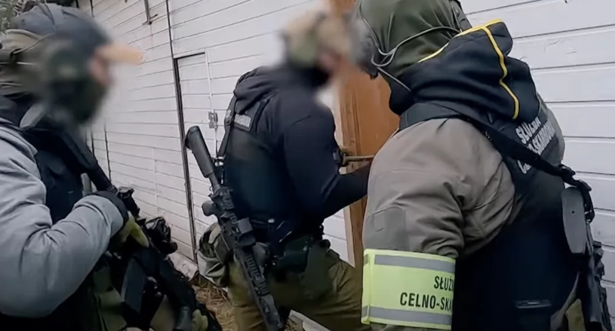 Funkcjonariusze KAS podczas siłowego wejścia do nielegalnego salonu z automatami 