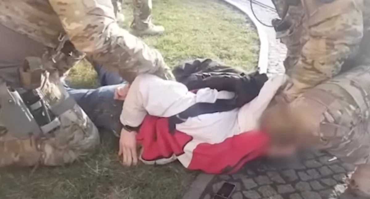 Funkcjonariusze policji podczas wykonywania zatrzymania 