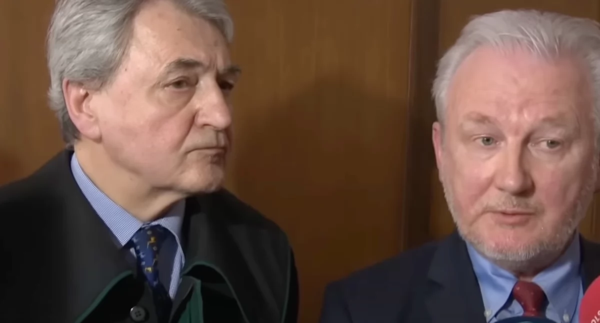 Wojciech Kwaśniak, były szef KNF, razem z adwokatem w sądzie 
