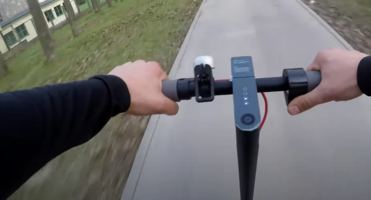 Kierowca hulajnogi elektrycznej podczas jazdy 