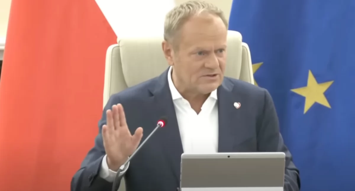 Premier Donald Tusk podczas posiedzenia rzadu Koalicji 15 października 