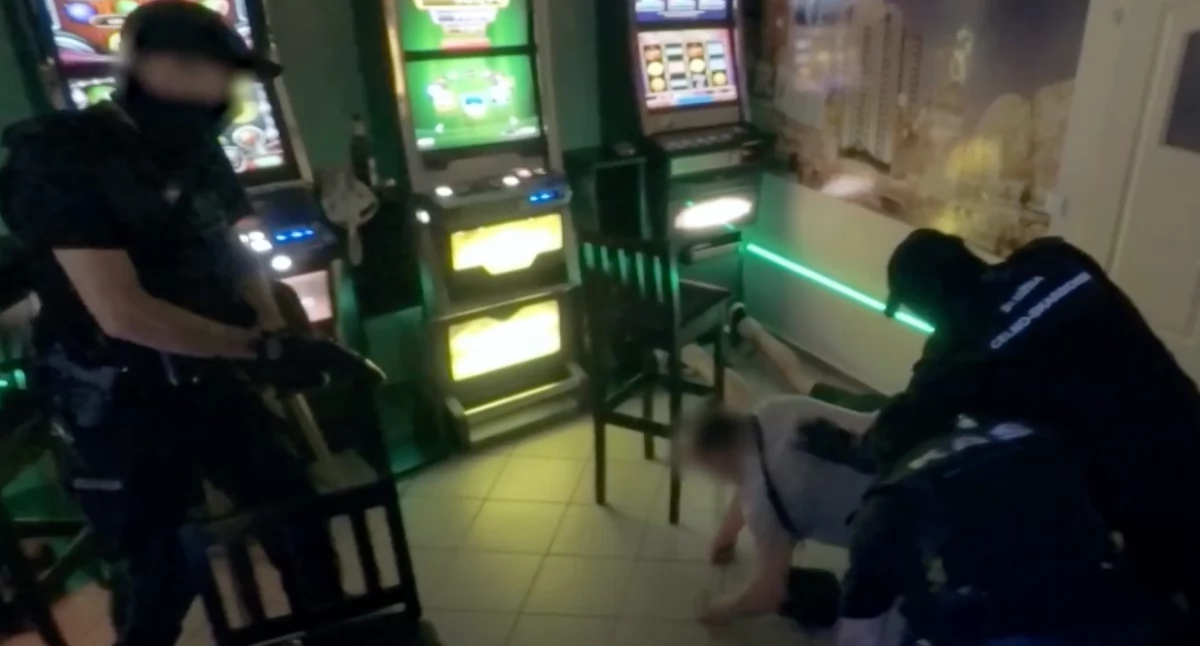 funkcjonariusze KSA podczas nalotu na salon gier z nielegalnymi automatami 