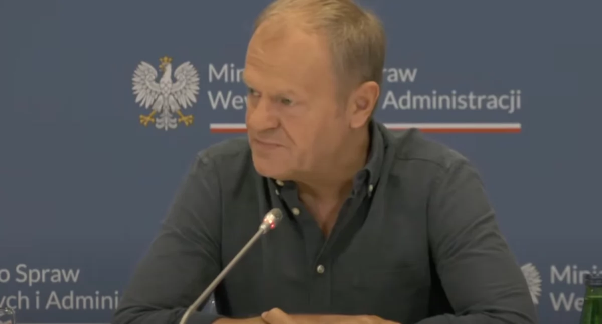 Premier Donald Tusk podczas posiedzenia sztabu kryzysowego zwołanego z powodu zagrożenia powodziowego 