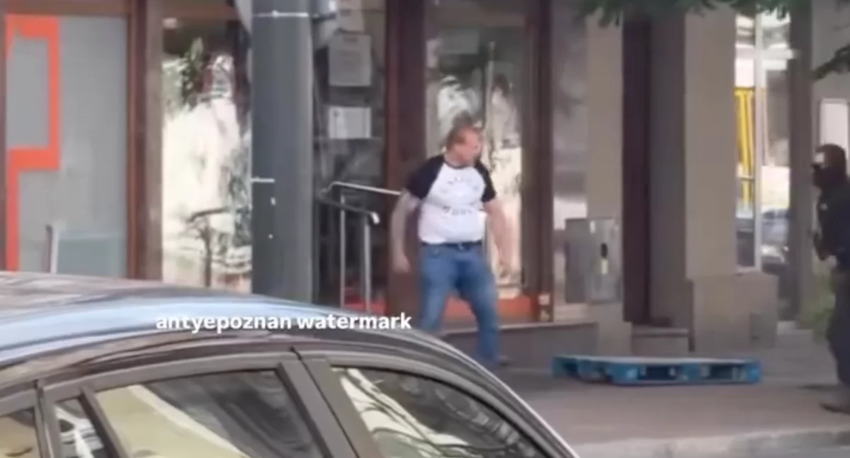 Mężczyzna w Poznaniu napadł na aptekę DOZ i zniszczył jej witrynę pałką – akcja policji 