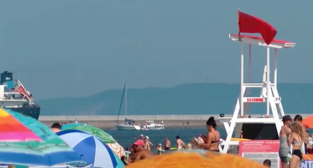 Zamknięte plaże nad Bałtykiem z powodu sinic i silnych prądów morskich 