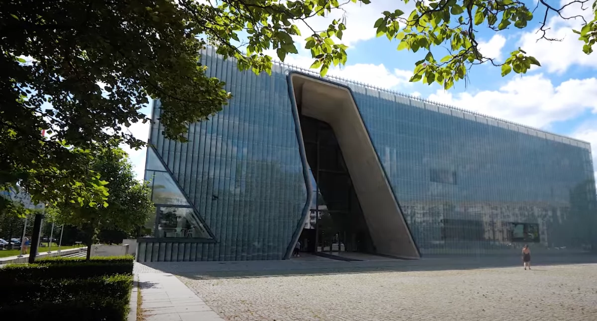 Muzeum Historii Żydów Polskich POLIN – budynek od zewnątrz 
