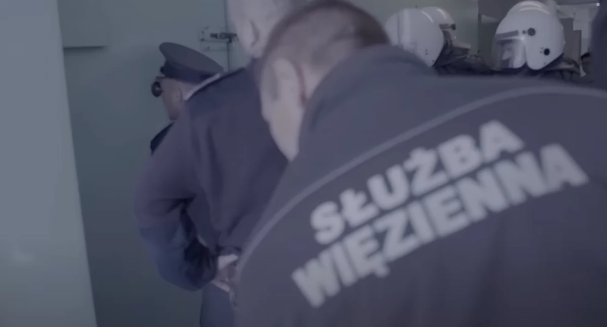 Funkcjonariusze Służby Więziennej podczas pracy w zakładzie karnym 
