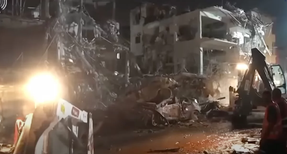 Ruiny budynków zbombardowanych przez Izrael 