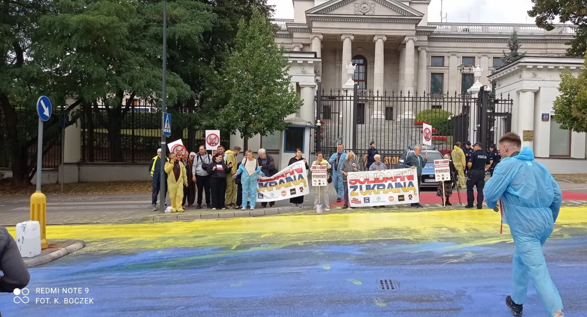 Aktywiści namalowali farbą flagę Ukrainy przed ambasadą Rosji w Warszawie, którą zmyły służby miejskie. Fot. Krzysztof Boczek / X