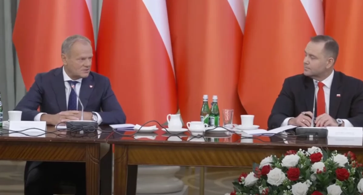 Premier Donald Tusk i Karol Nawrocki podczas Rady Gabinetowej