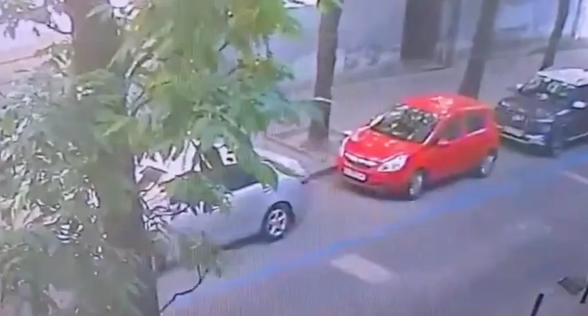 Kadr z nagrania wideo morderstwa Andrija Parubija we Lwowie, na zdjęciu widoczny zabójca ubrany w strój dostawcy Glovo