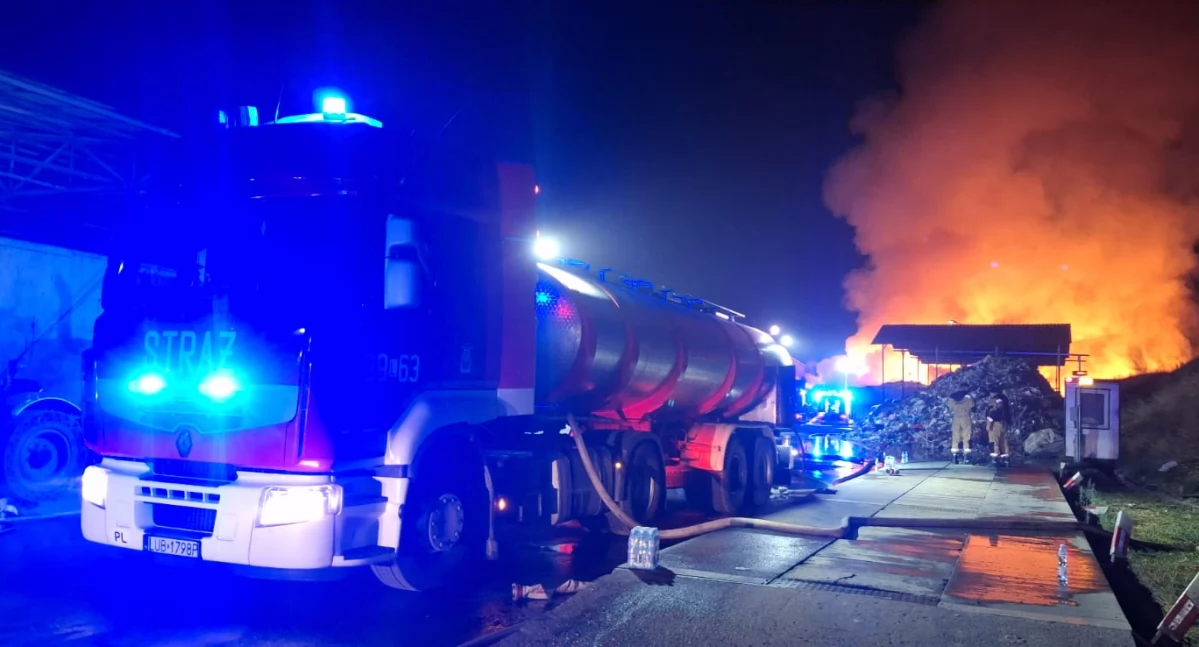 Pożar w Zakładzie Zagospodarowania Odpadów Komunalnych w Bełżycach – akcja straży pożarnej 