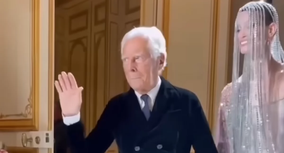 Giorgio Armani podczas jednego z ostatnich pokazów mody – twórca modowego imperium, które zmieniło oblicze światowego stylu