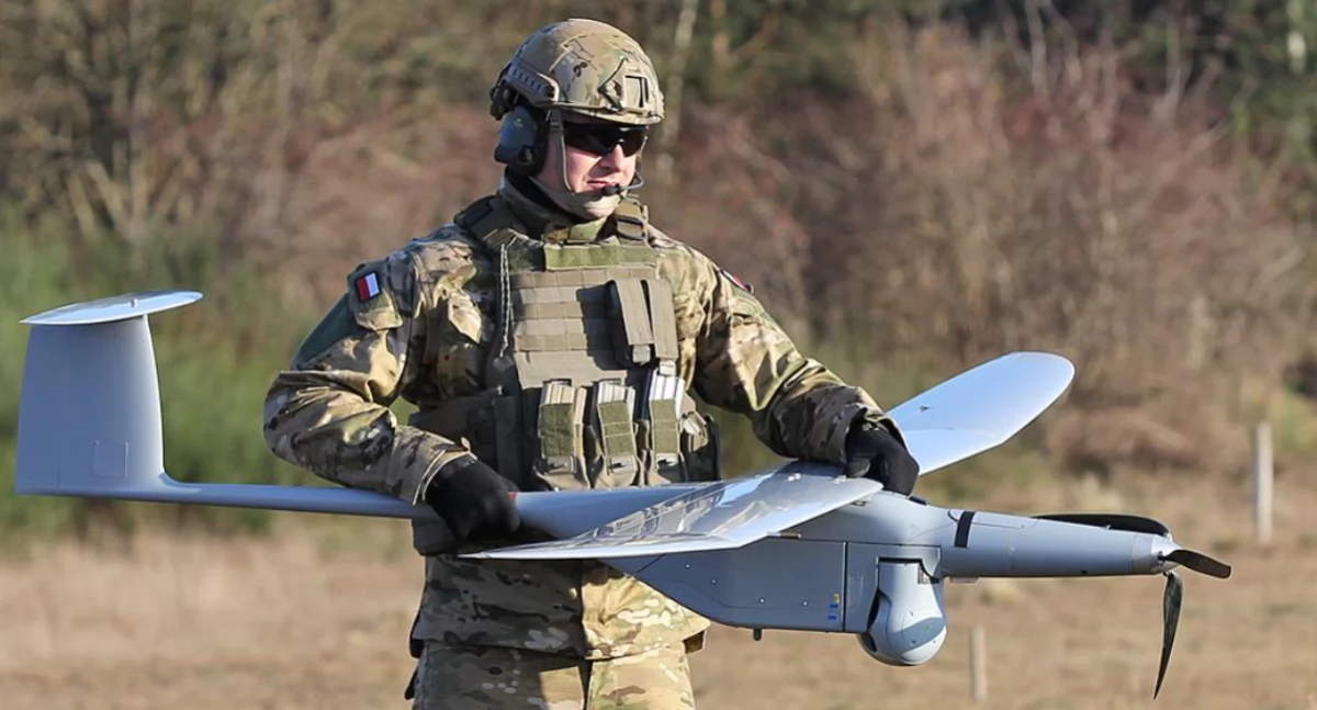 Żołnierz Wojska Polskiego trzyma w rękach dron bojowy 