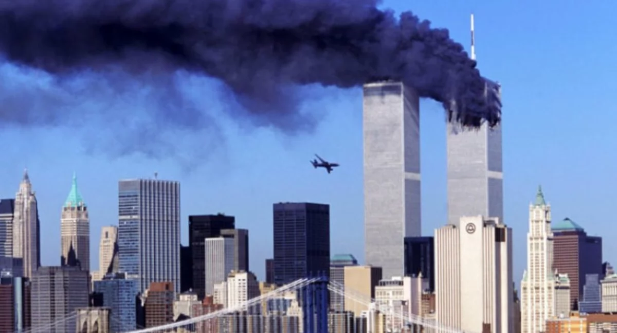 Kadr z nagrania wideo, na którym widać drugi samolot wlatujący w wieżę World Trade Center w Nowym Jorku 11 września 2001 roku 