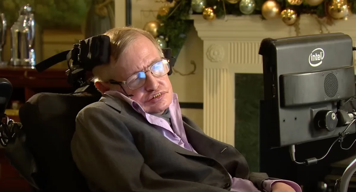  Stephen Hawking podczas wywiadu. Naukowcy odkryli dowody na istnienie czarnej dziury 