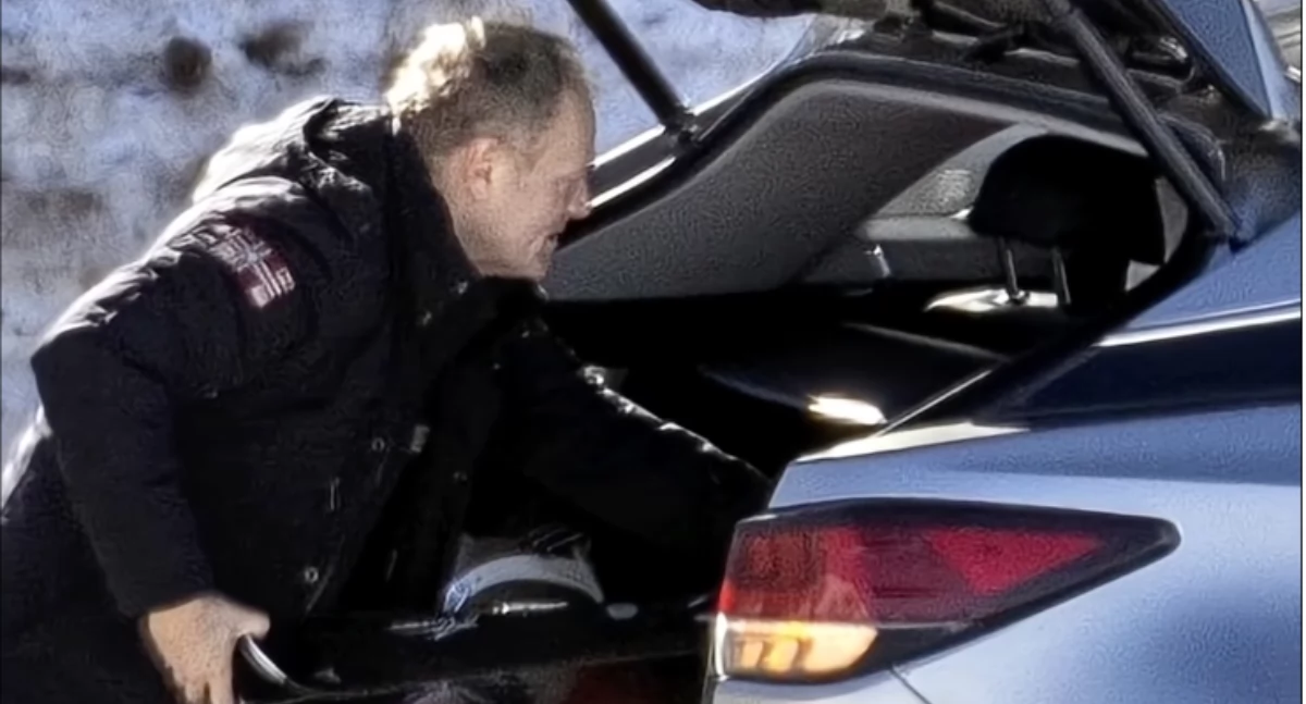 Premir DOnald Tusk przy swoim skradzionym samochodzie marki Lexus. Sąd w Sopocie zastosował tymczasowy areszt wobec sprawcy przestępstwa 