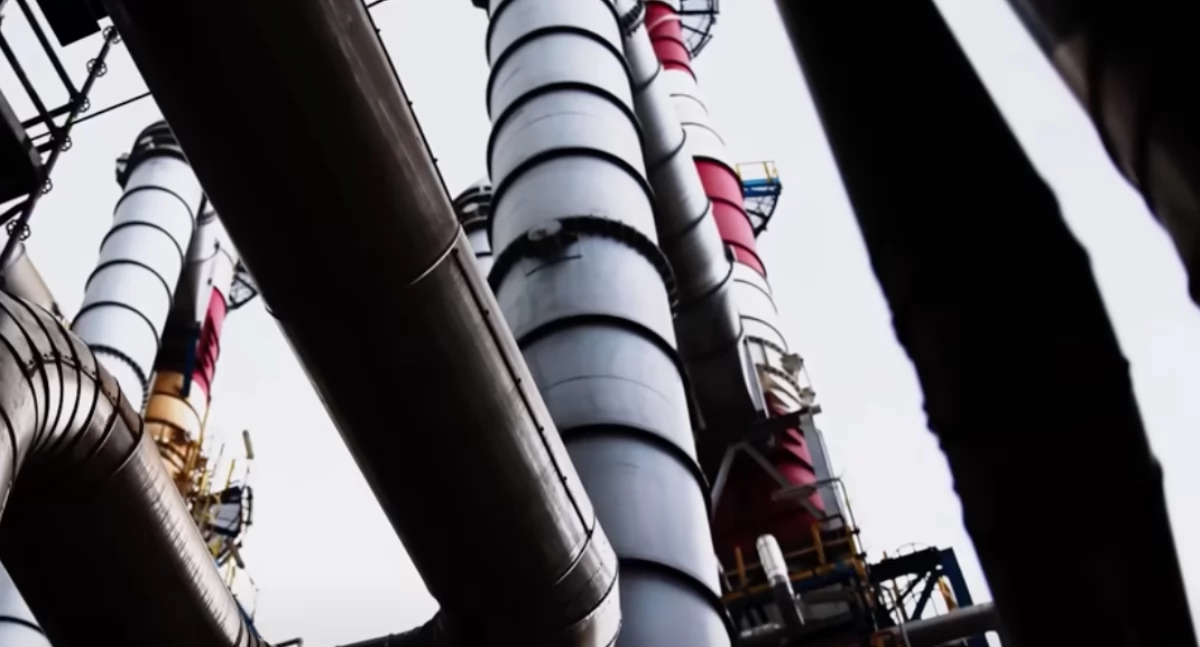 Instalacja w rafinerii gdańskiej. Polska zadeklarowała, że zablokuje unijny cel klimatyczny określony na 2040 rok 