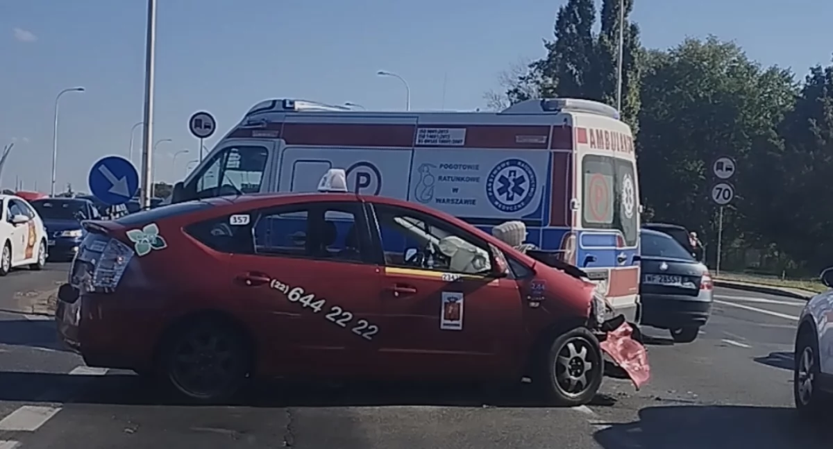 Wypadek samochodowy – rozbite auto osobowe i natychmiastowa reakcja służb ratunkowych