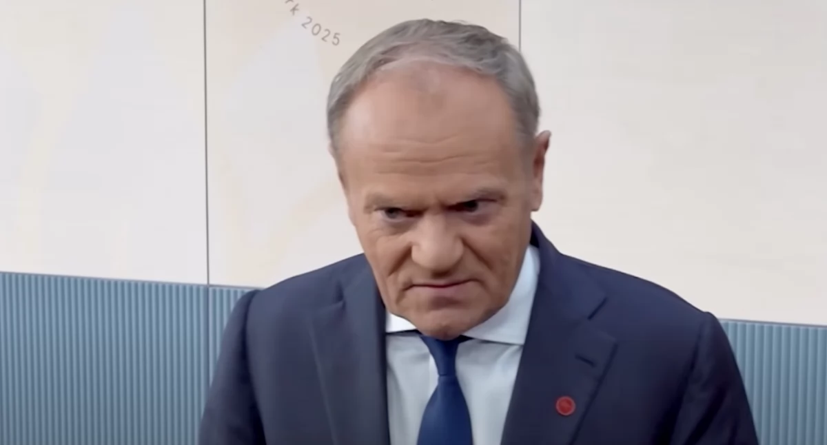 Polityka Krajowa, Gdyni Bałtyk biało czerwone morze - zdjęcie, fotografia