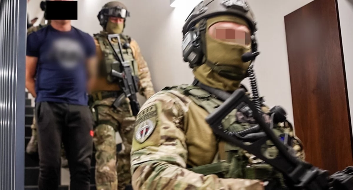 Policja rozbiła gang kiboli, którzy handlowali i przemycali narkotyki na hurtową skalę 
