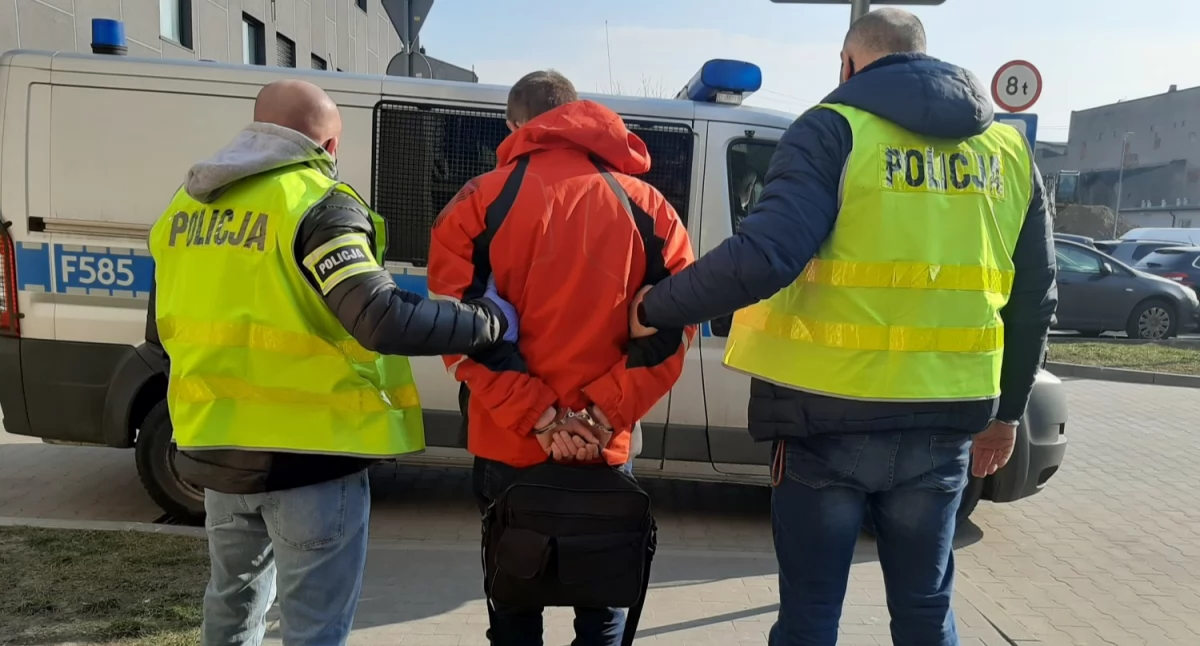 Polska, latek pedofil gminy Sicienko aresztowany Zabezpieczono pornografię dziecięcą - zdjęcie, fotografia