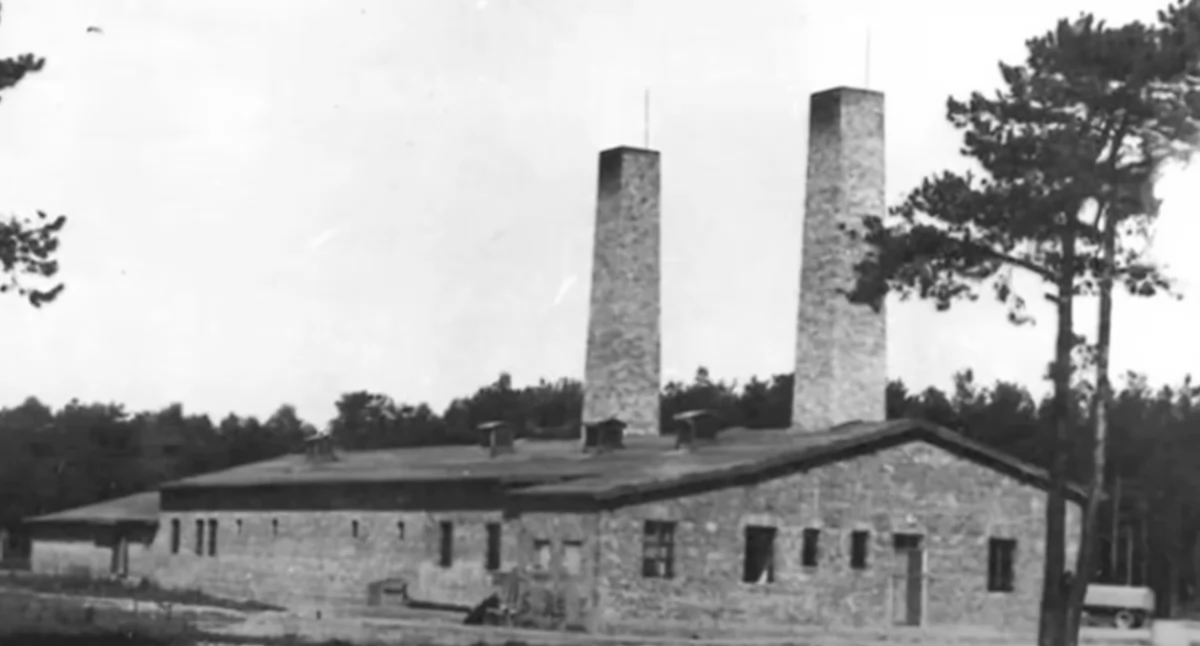 Dwaj turyści z Albanii z zarzutami za gesty nazistowskie w Auschwitz-Birkenau