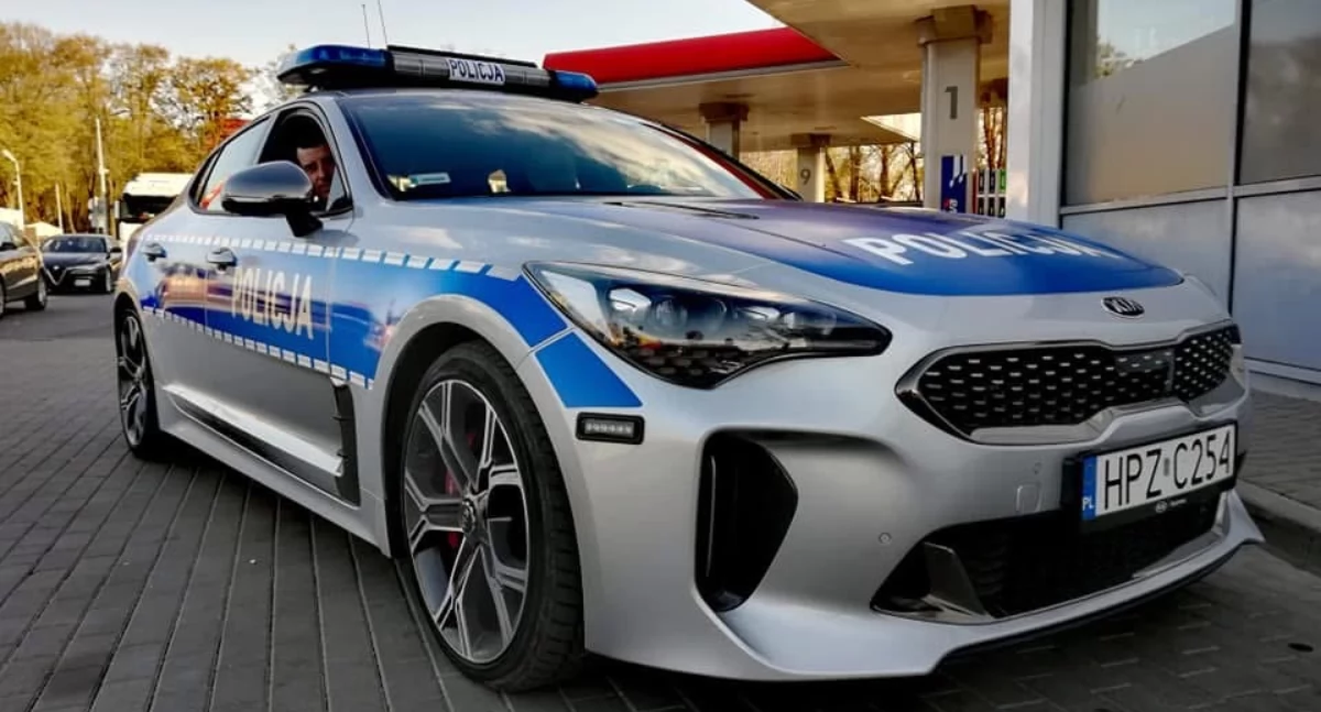 Policjanci wspierają bezpłatną kontrolę świateł w samochodach – zadbaj o bezpieczeństwo swoje i innych na drodze