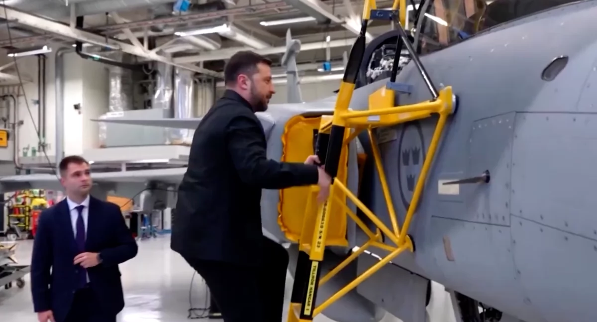 Wołodymyr Zełenski wchodzi do Szweckiego samolotu Gripen, które zakupiła armia ukraińska