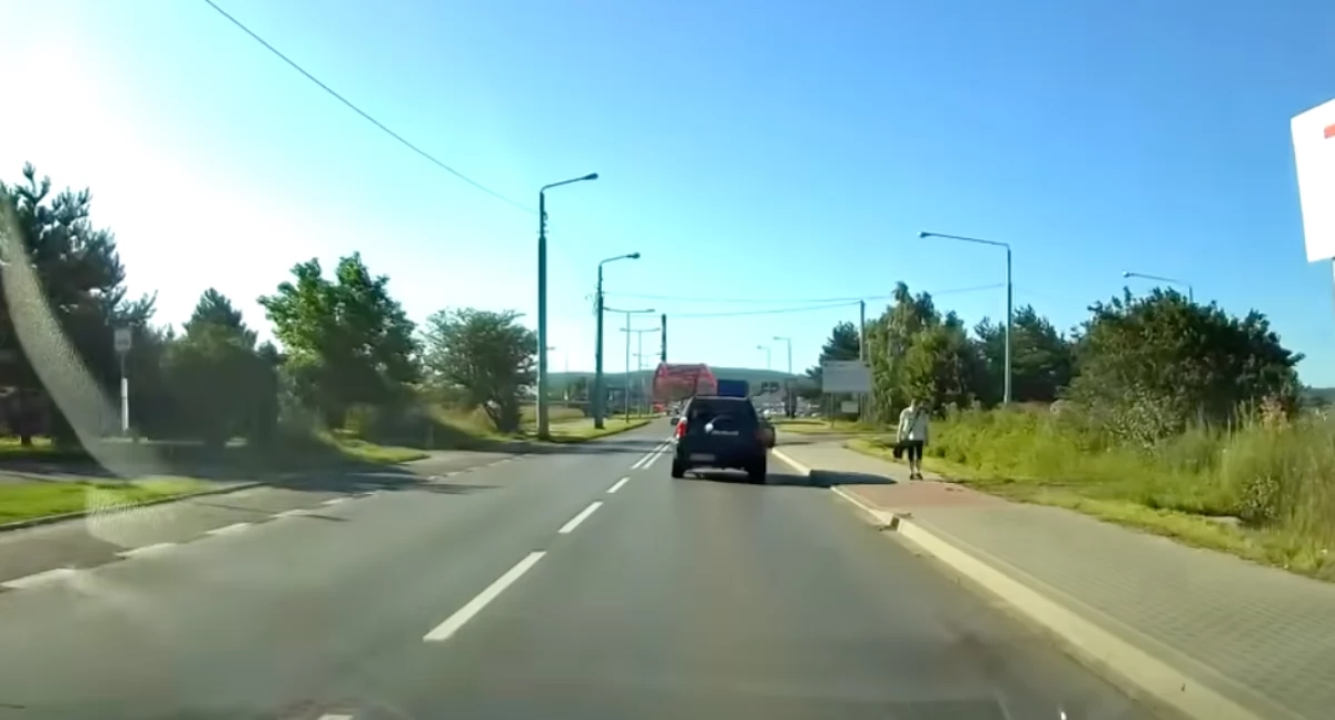Zderzenie busa i samochodu osobowego w miejscowości Niekanin. Trasa S6 do Szczecina zablokowana