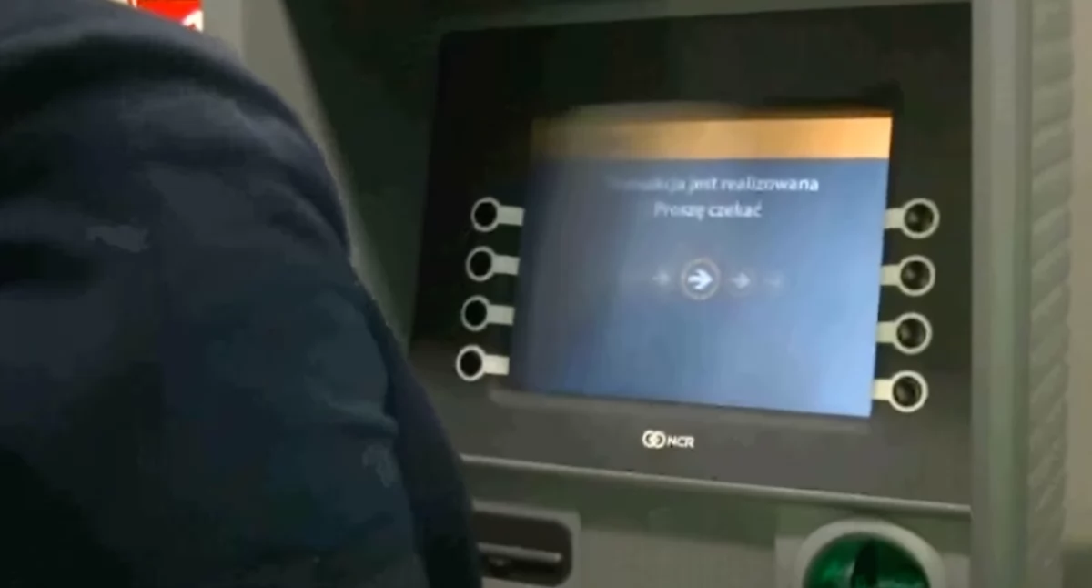 Pieniądze znikają z kont bankowych klientów. Policja potwierdza, że to zorganizowana akcja złodziei
