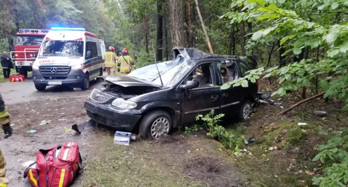 Wrak samochodu po wypadku – statystyki pokazują, że starsi kierowcy powodują coraz więcej wypadków śmiertelnych