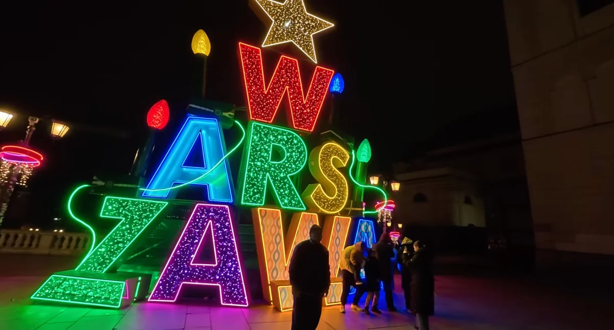 Warszawa szykuje się na święta. Retro iluminacje wracają po raz ostatni