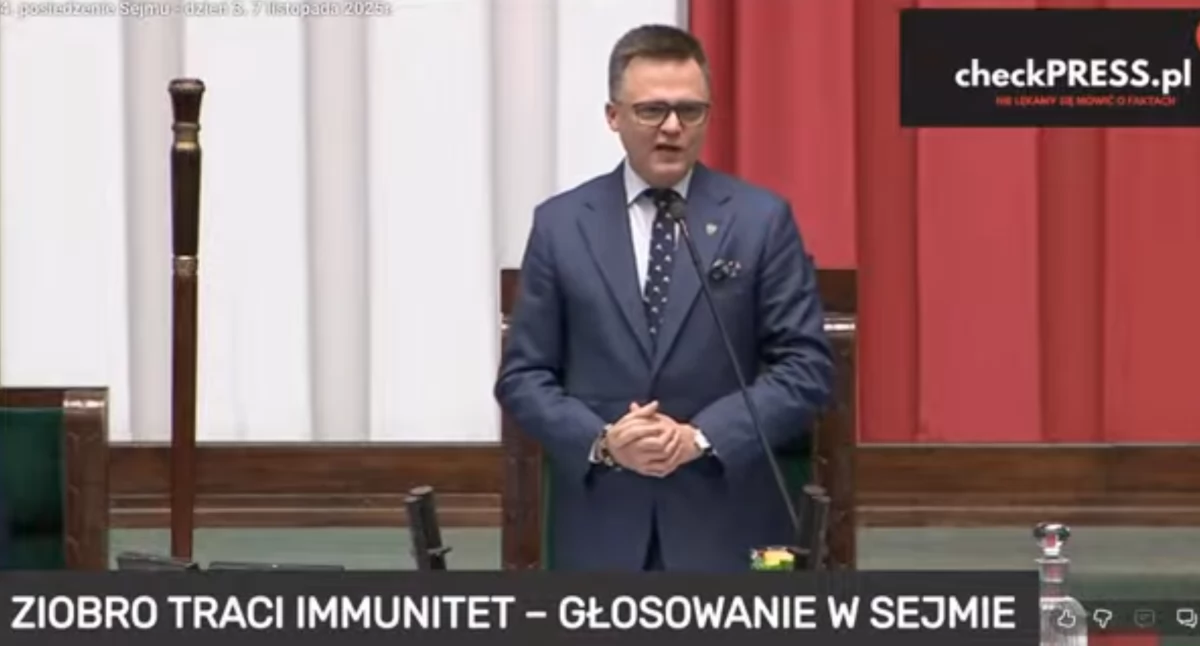 Szymon Hołownia podczas pożegnalnego wystąpienia na sali plenarnej Sejmu. Po dwóch latach przekazuje funkcję zgodnie z umową koalicyjną