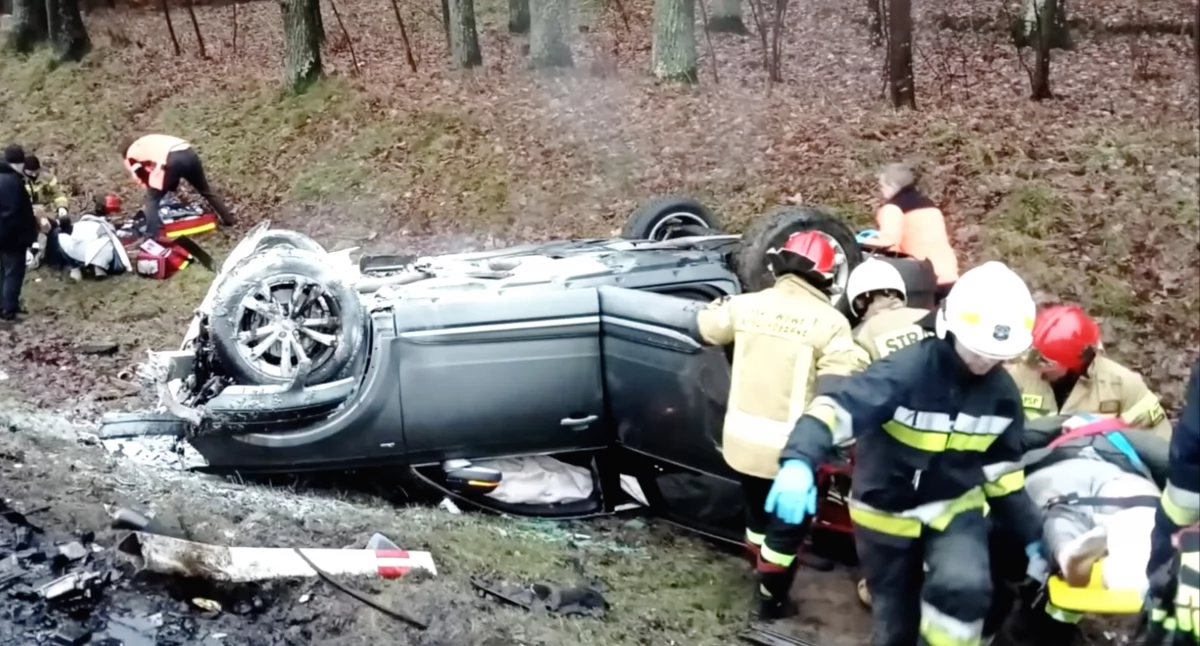 Krwawy bilans długiego weekendu – roztrzaskany samochód, kolejne ofiary polskich dróg