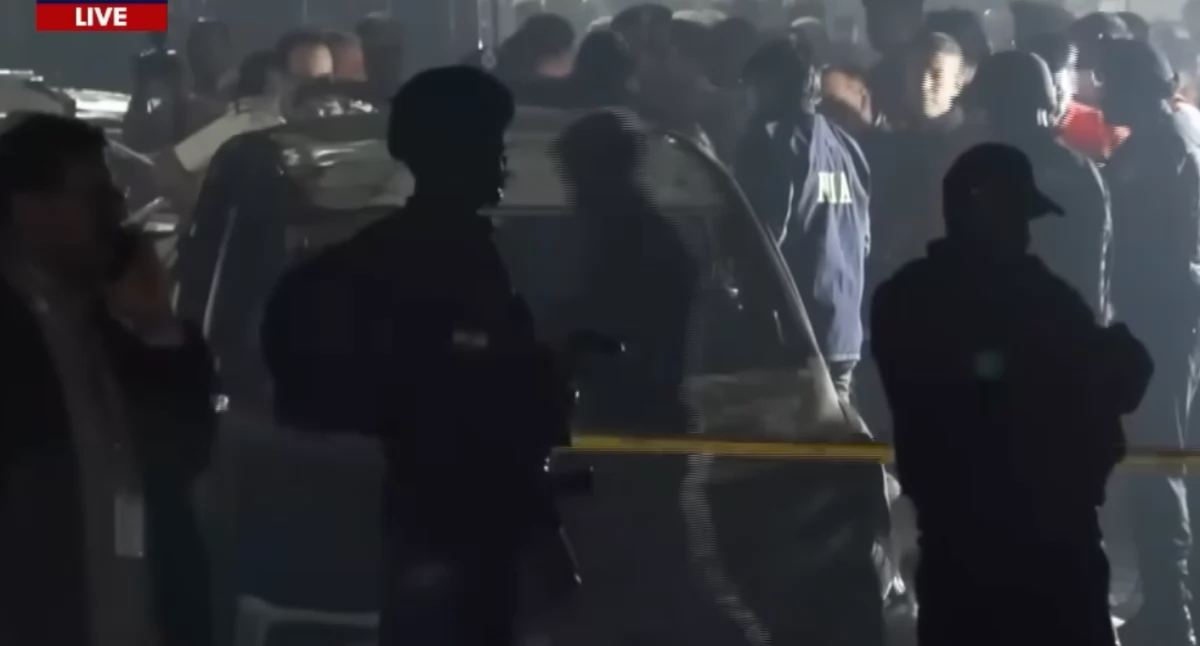 Tragiczna eksplozja w centrum Delhi – wrak zniszczonego samolotu. Atak w pobliżu Czerwonego Fortu w Indiach