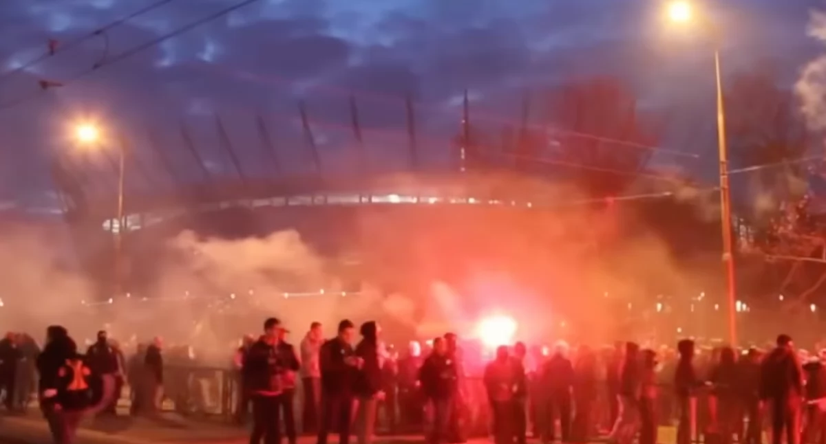 Marsz Niepodległości 2025 w Warszawie. Kibole odpalili race i niosą banery z faszystowskimi hasłami