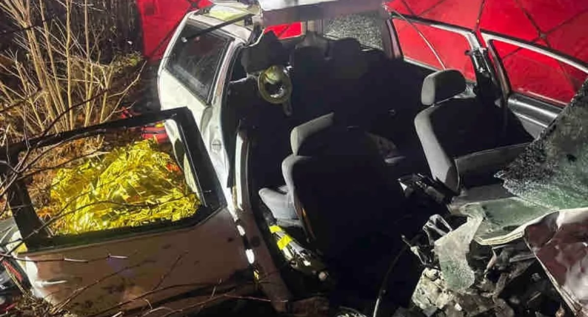 Wark samochodu, którym kierował 17-letni Michał G. w Knurowie. W Wypadki zginęły dwie nastolatki – sąd aresztował sprawcę