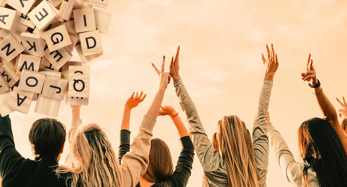 Młodzieżowe Słowo Roku 2025. Emocje i absurd jako język młodego pokolenia