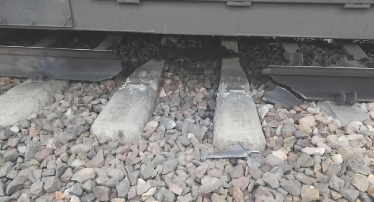 Ubytek w torach kolejowych pod Życzynem. Służby sprawdzają, czy użyto ładunku wybuchowego w ramach sabotażu