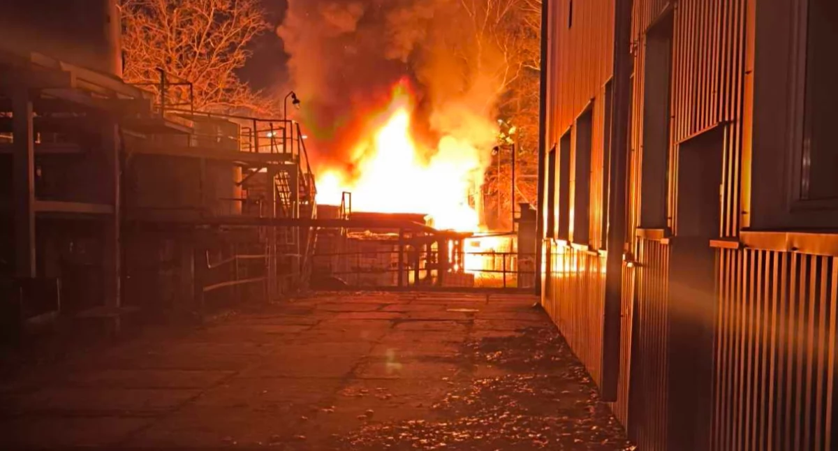 Pożar mauzerów po substancjach ropopochodnych w Czechowicach-Dziedzicach