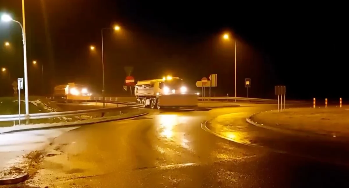 Trudne warunki drogowe w Szczecinie i regionie. Policja apeluje o pozostanie w domach