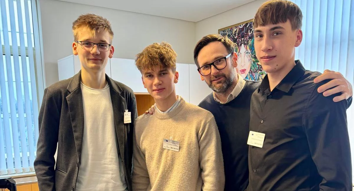 Daniel Obajtek i młodzież w Brukseli. Polityczna gra o najmłodszy elektorat