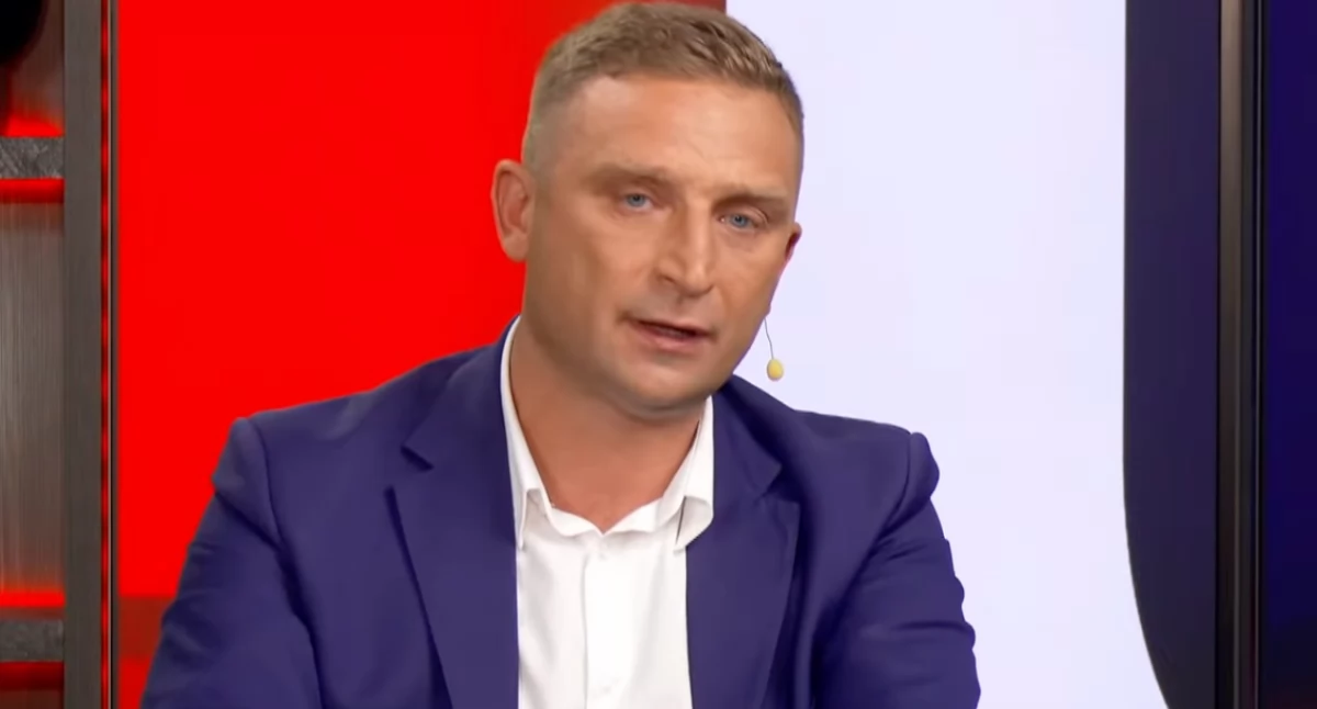 Robert Bąkiewicz usłyszał zarzuty, ale nie przyznaje się do winy. Rzecznik rządu komentuje sprawę 