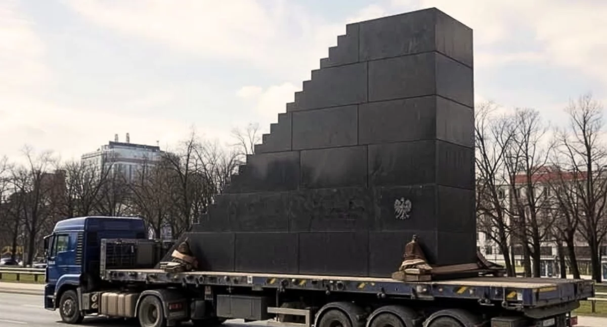 Schody smoleńskie dzielą Polaków od lat. Teraz pytamy wprost naszych czytelników czy schody smoleńskie powinny zostać wyburzone