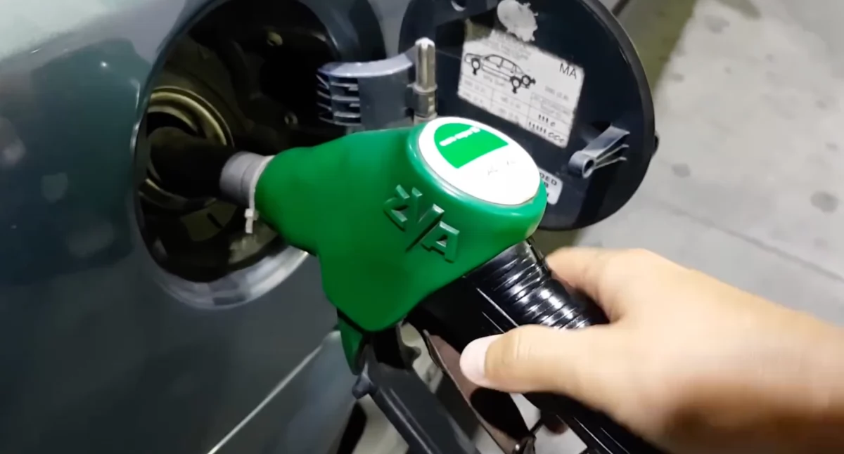 Ropa tanieje przed rozmowami USA i Iranu. Inwestorzy liczą ryzyko