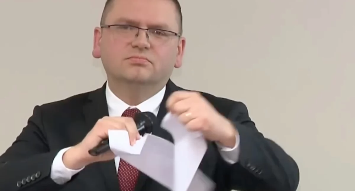 Neosędzia Maciej Nawacki nie stracił immunitetu za podarcie list z podpisami