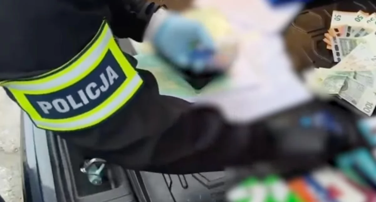 Polska, Seniorzy stracili setki tysięcy złotych Dwóch odbieraków przed sądem - zdjęcie, fotografia