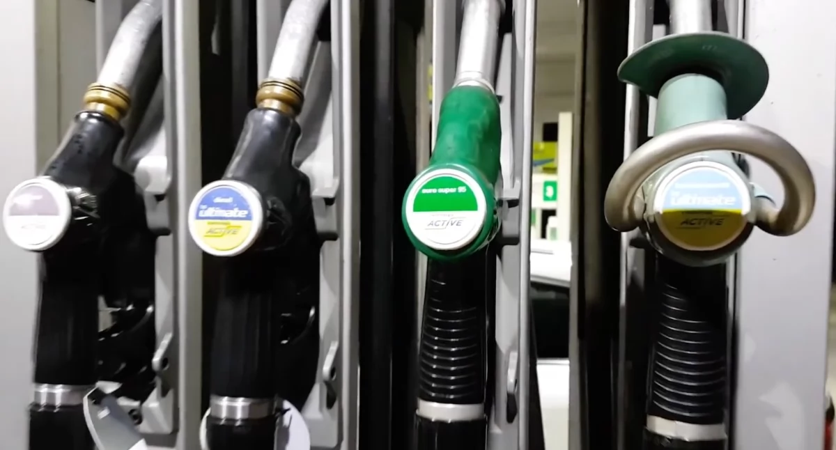 Ceny ropy naftowej spadają mimo napięć. Cieśnina Ormuz i polityka wpływają na rynek 